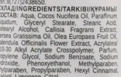 Fußcreme gegen rissige Fersen mit goldenem Schnurrbart