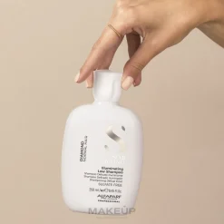 Haarshampoo für mehr Glanz mit Diamantpartikeln