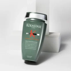 Volumenspendendes Shampoo für geschwächtes Haar mit Neigung zum Ausdünnen